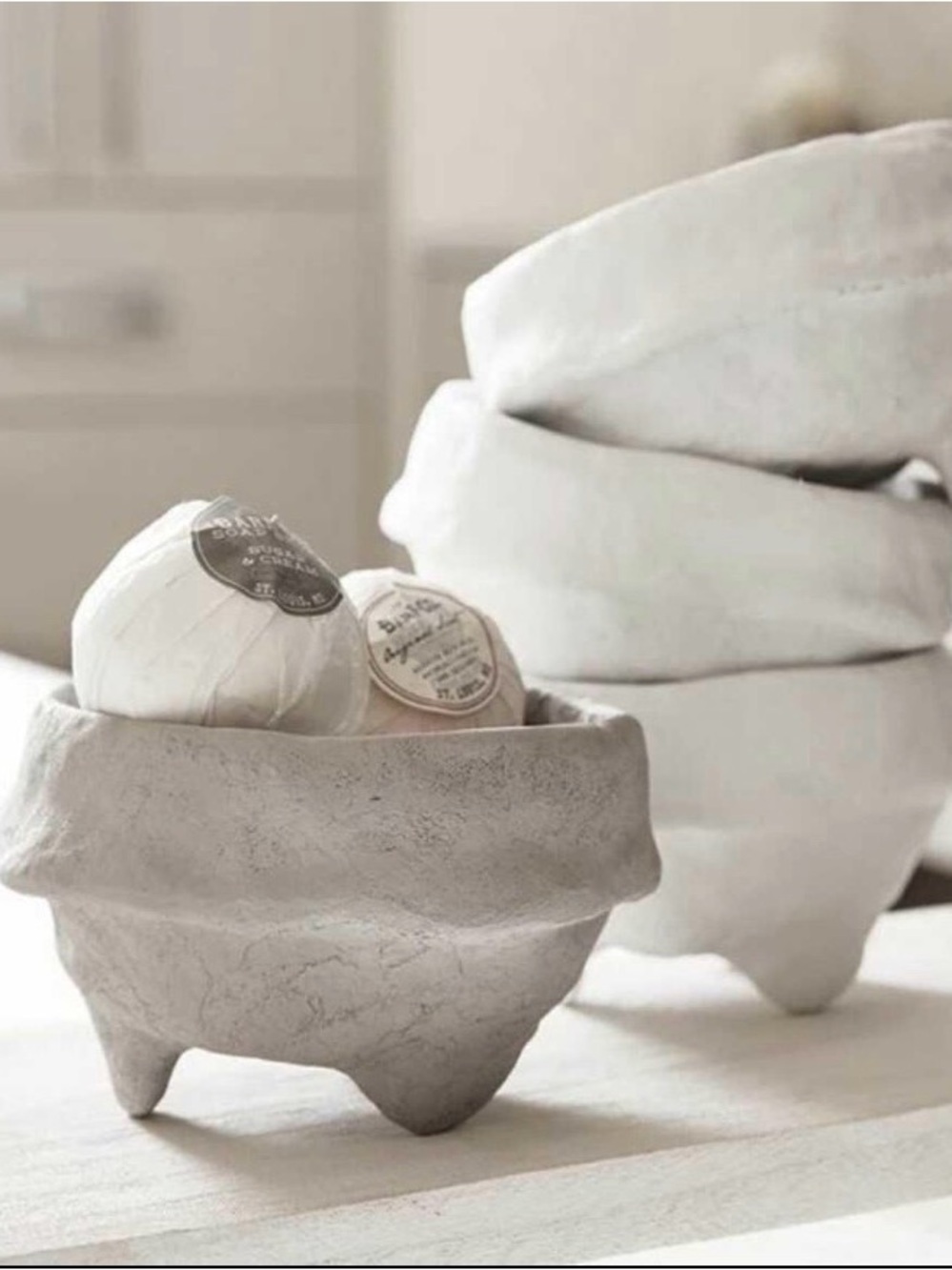 NIB 2 Textured Tripod Bowls - White